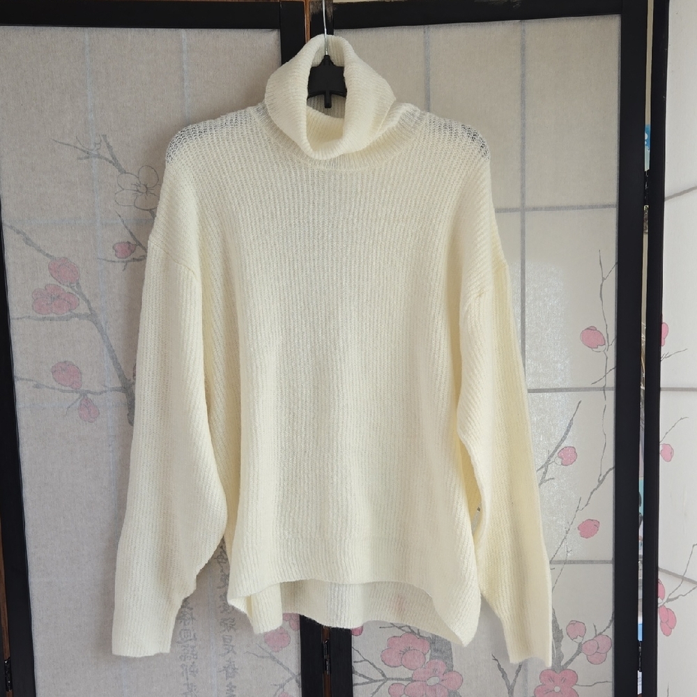 H&M Divided Cozy Cream Turtleneck Sweater – Size M